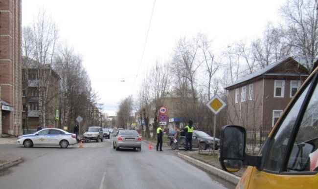 В Ухте на улице Оплеснина столкнулись Volkswagen Polo, Chevrolet Niva и мотоцикл Kawasaki
